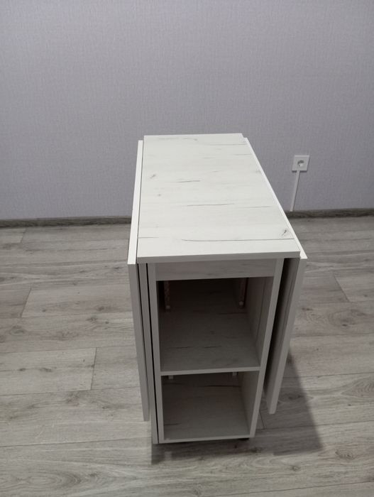 Продам стол и четыре табуретки