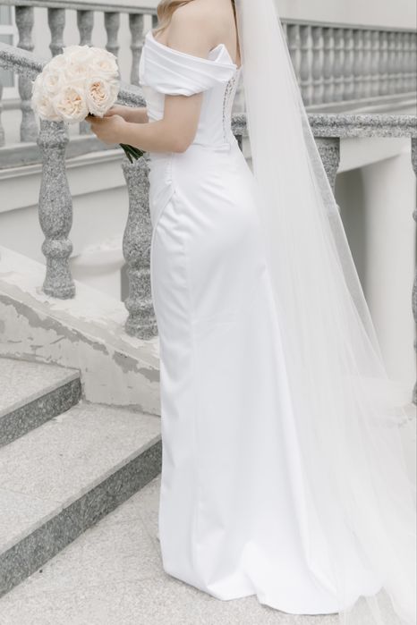 Свадебное платье и шлейф