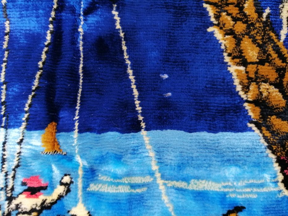 Кавьор за стена от плюш