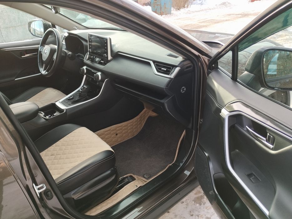 Toyota RAV4 2021 год.
