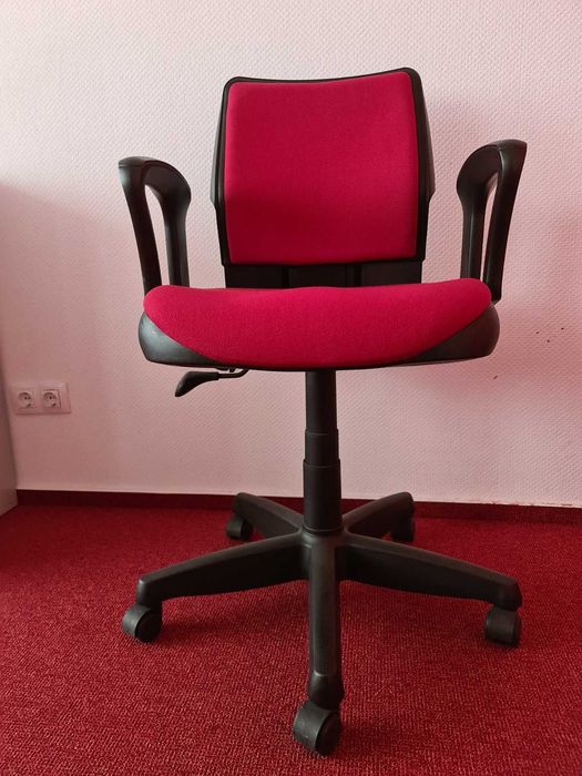 Scaun si masa de birou original Steelcase, rosu