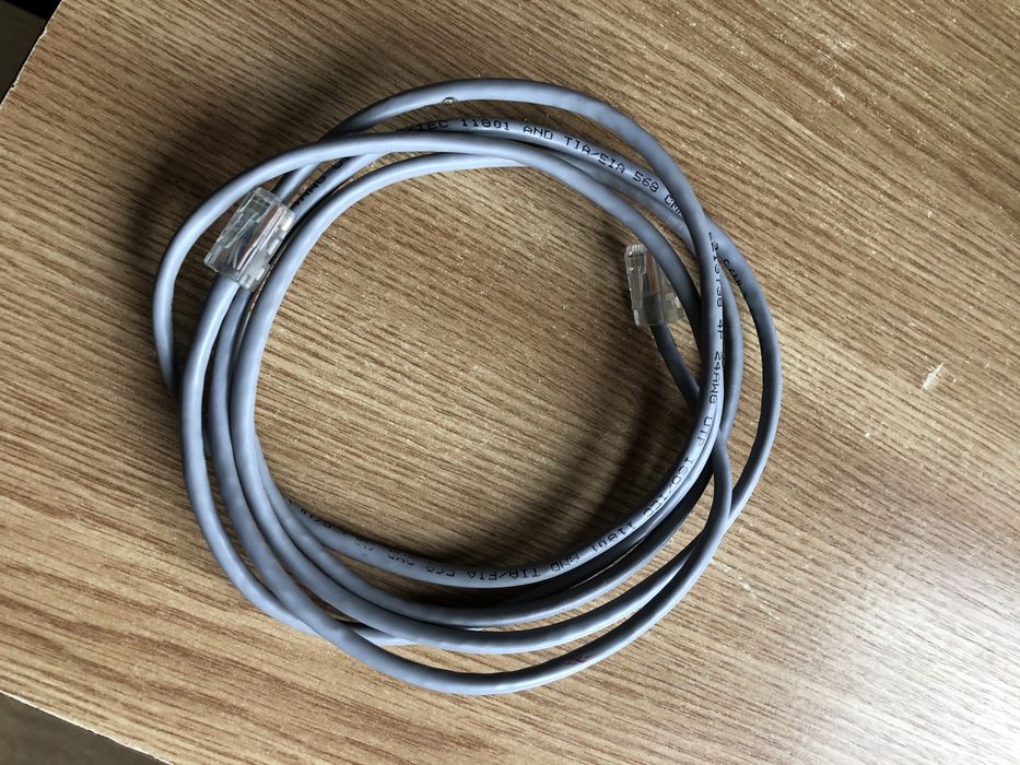 Switch retea 8 porturi UTP (RJ-45); cabluri retea intre 1,5 si 5m