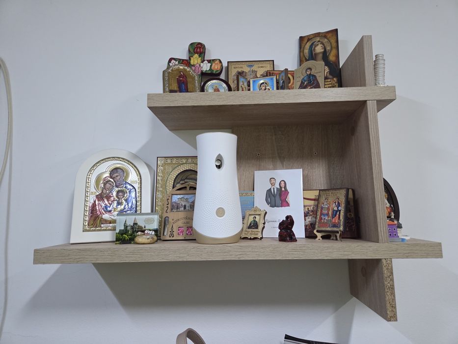 Poliță dormitor pentru diverse obiecte