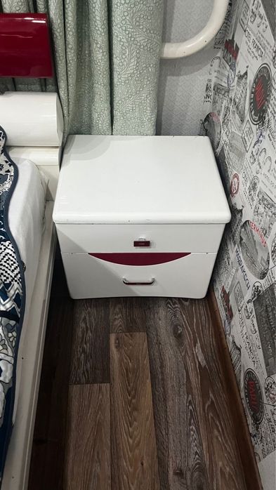 Продам кровать и тумбы