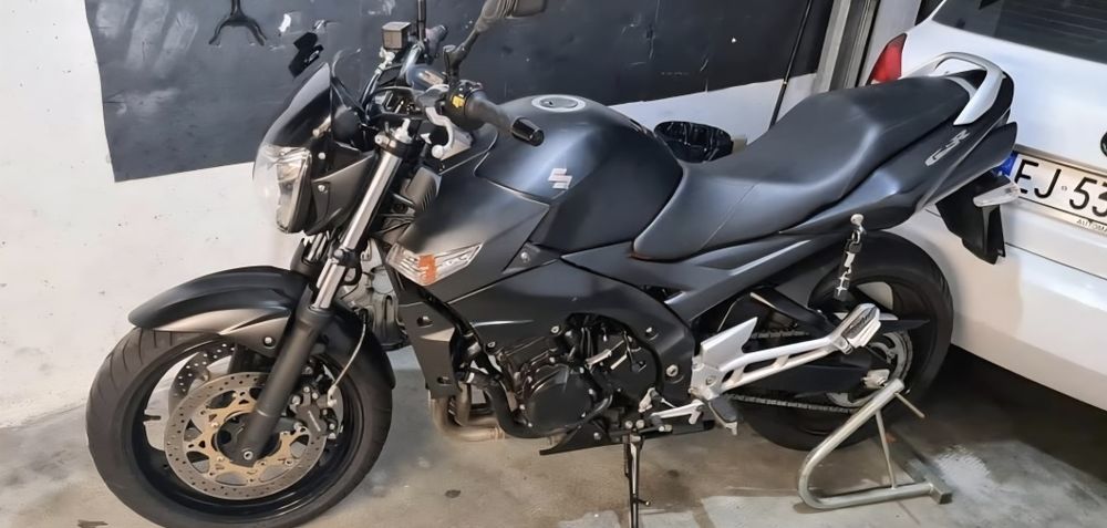 Vand Suzuki GSR 600. 30k km reali