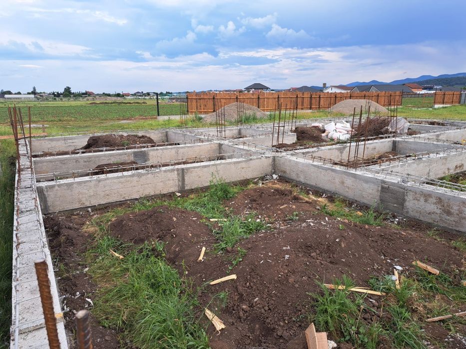 Teren intravilan 863 mp + fundație executată + proiect complet + autorizație – Săvinești, vis-a-vis de Eurodiscount