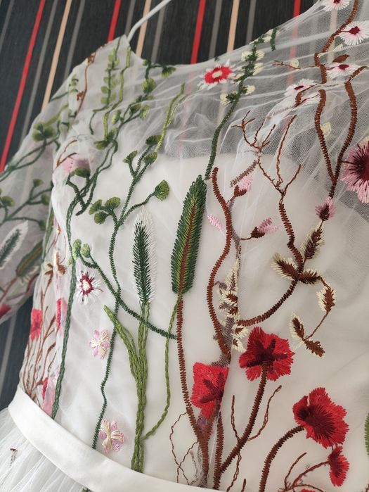 Продам платье с вышивкой