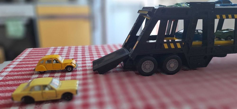 MATCHBOX камион автотранспортер - като нов