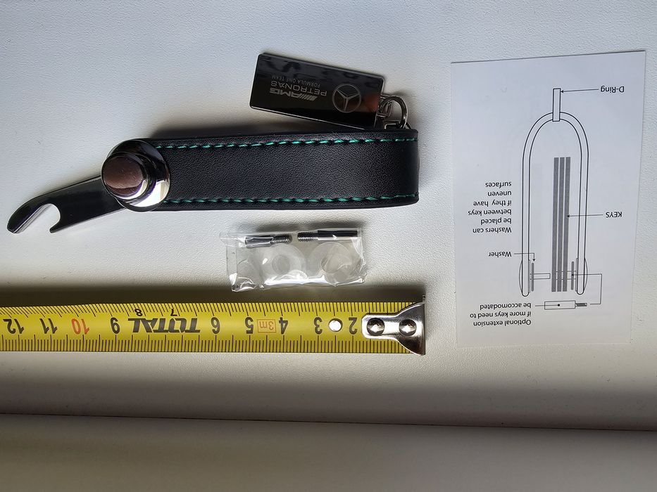 Фен артикули на Mercedes: флашка, ключодържател и лятна шапка