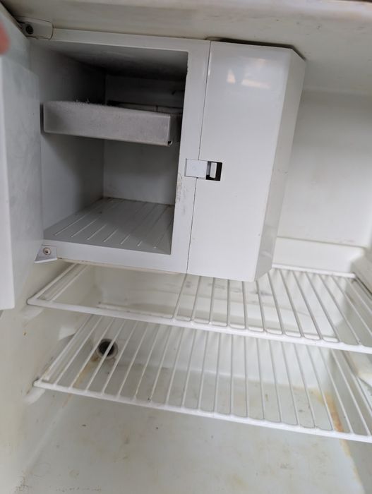 Frigider  pe 12 Volti gaz și 220