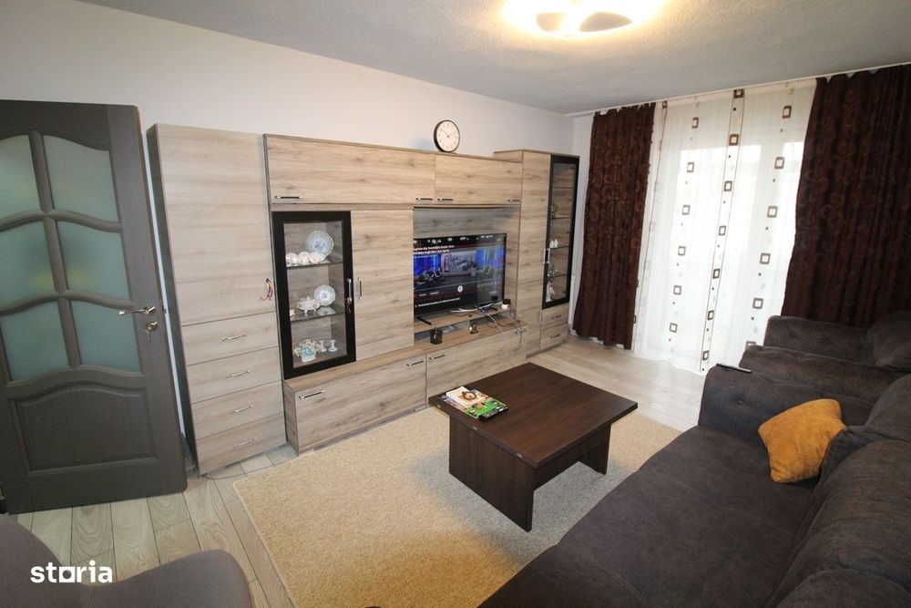 Vând apartament 2 camere în Hunedoara, zona Teatru-Pietonală, etaj 2..