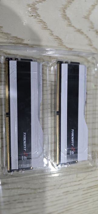 Озу Ddr4  разная , разных объёмов и бренда , разных частот.