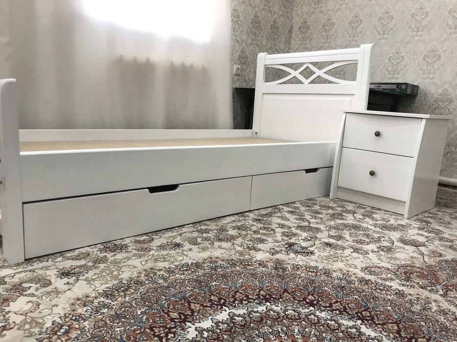 Продается односпальный кровать из дерева твердый пароди