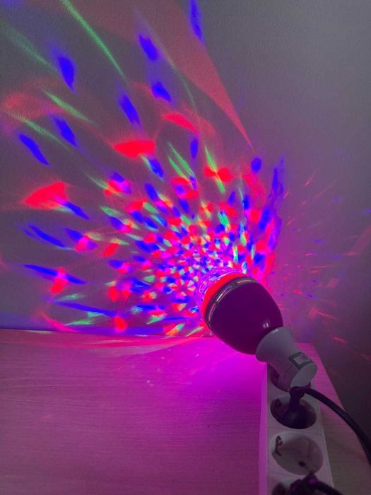 Bec LED Rotativ RGB E27 — Efect Disco, Funcțional, cu Cutie