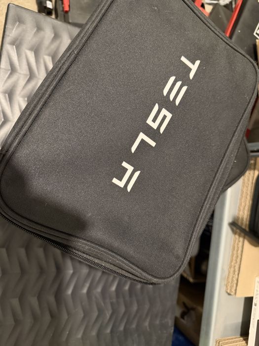 Теглич Tesla Model X