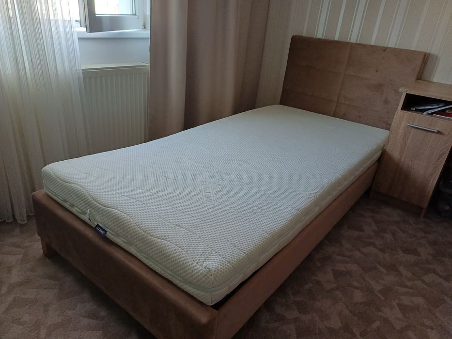 Vând  pat tapițat +saltea inclusă 90/200 cm