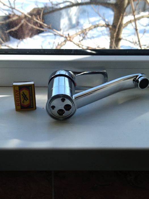 Смеситель для ванны и кухни.