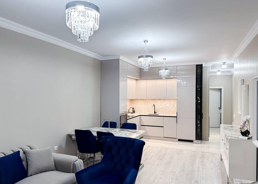 Дава се под наем Тристаен апартамент в Бургас, Изгрев - 105 кв.м за 1020 € - Снимка #1