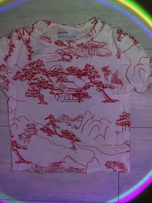 Тениска Bershka с китайска окраска