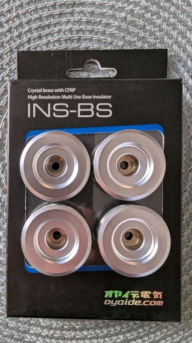 Oyaide INS-BS и Oyaide INS-CFX Base Insulator Крачета Месинг и Карбон