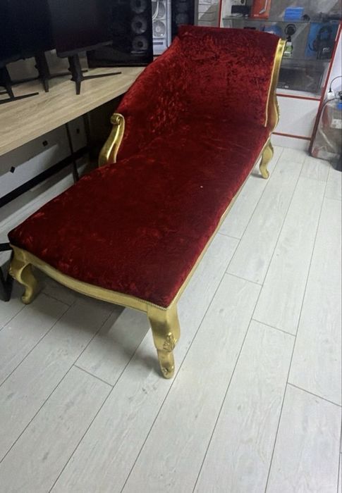 Срочно продаю декоративный Диван