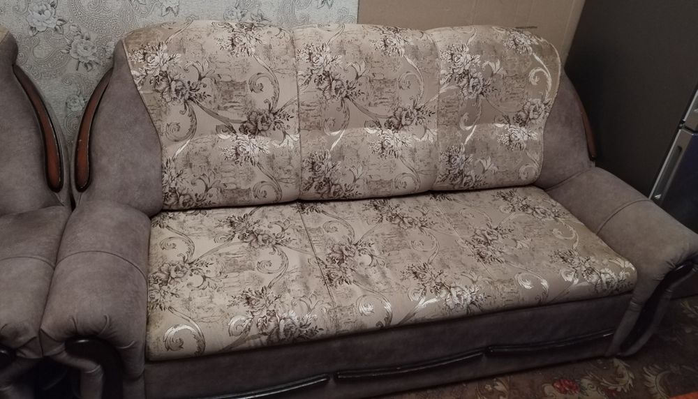 Продаётся диван, два кресла