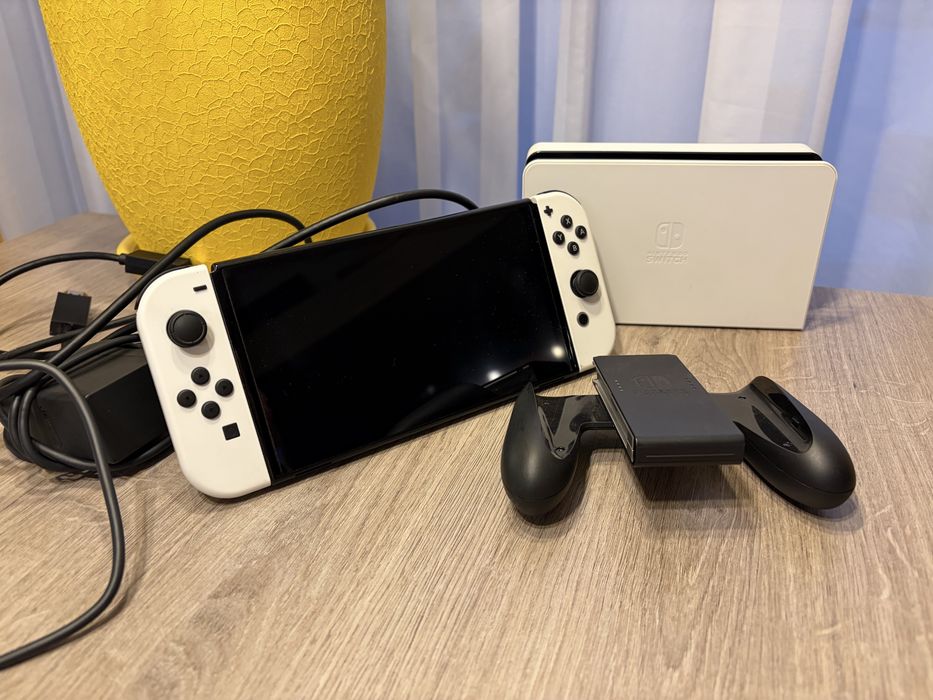 Nintendo Switch OLED White - Пълен комплект