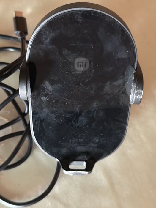 Bez provodnoy MI brendili zaryadka