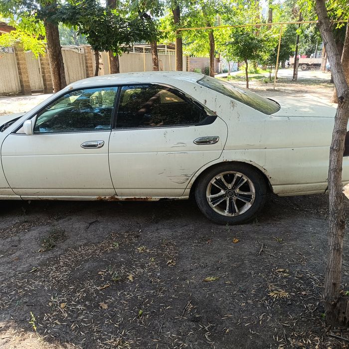 Машина Nissan laurel