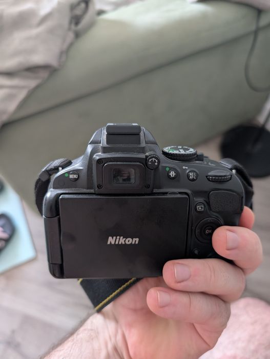 Nikon D5100 + 18-55 VR