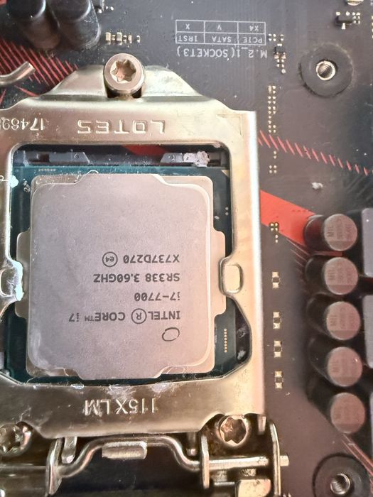 Дъно, процесор, видео карта, охладител и рам.