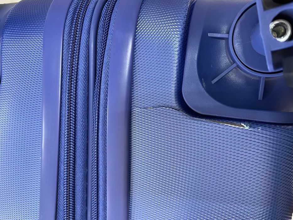 Средний чемодан М, с дефектом