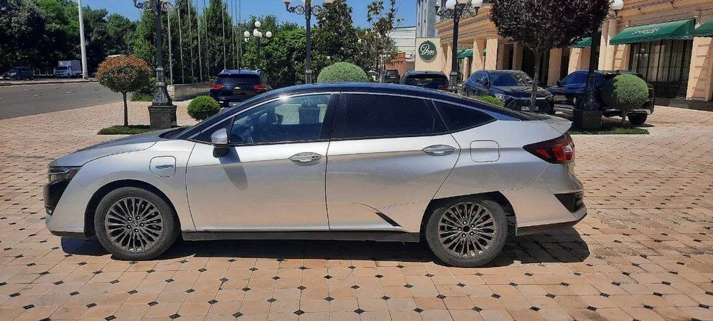 2019-йилда ишлаб чиқарилган honda hybrid русумли машинамни сотаман