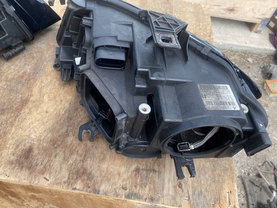 Десен ляв фар за Audi A4 B8 с ксенон и лед  брой гол 8k0941004