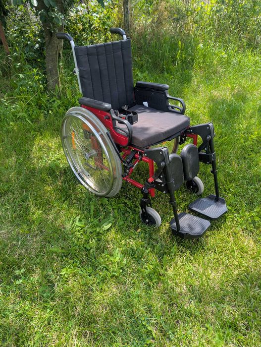 Carucior pliabil pentru persoane cu probleme speciale