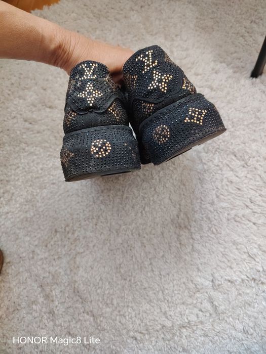 Vand pantofi sport  model Louis Vuitton