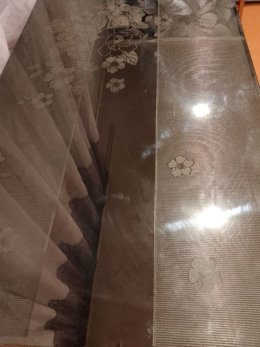 Продам стеклянный стол