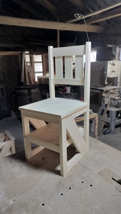 Scaun tip scară lucrat din lemn de brad.d.