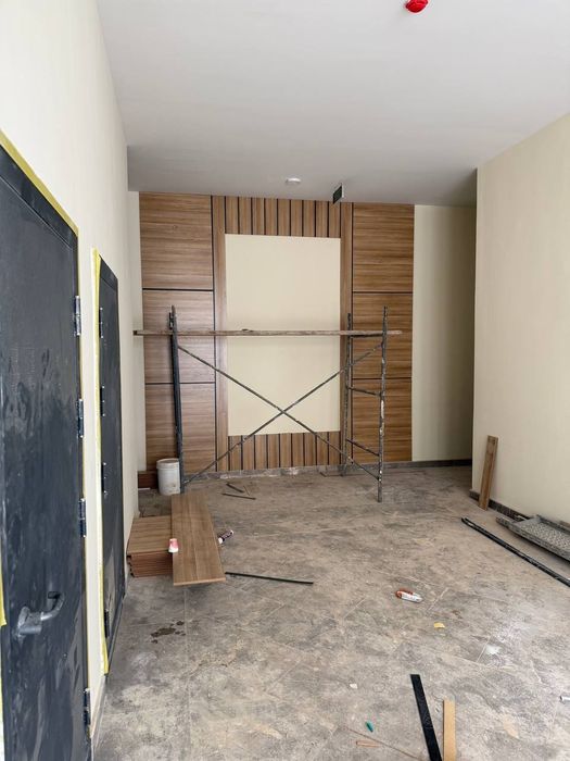 Obshivka devorga liftga o‘rnatamiz. Mdf va yog‘och ishlarini bajaramiz