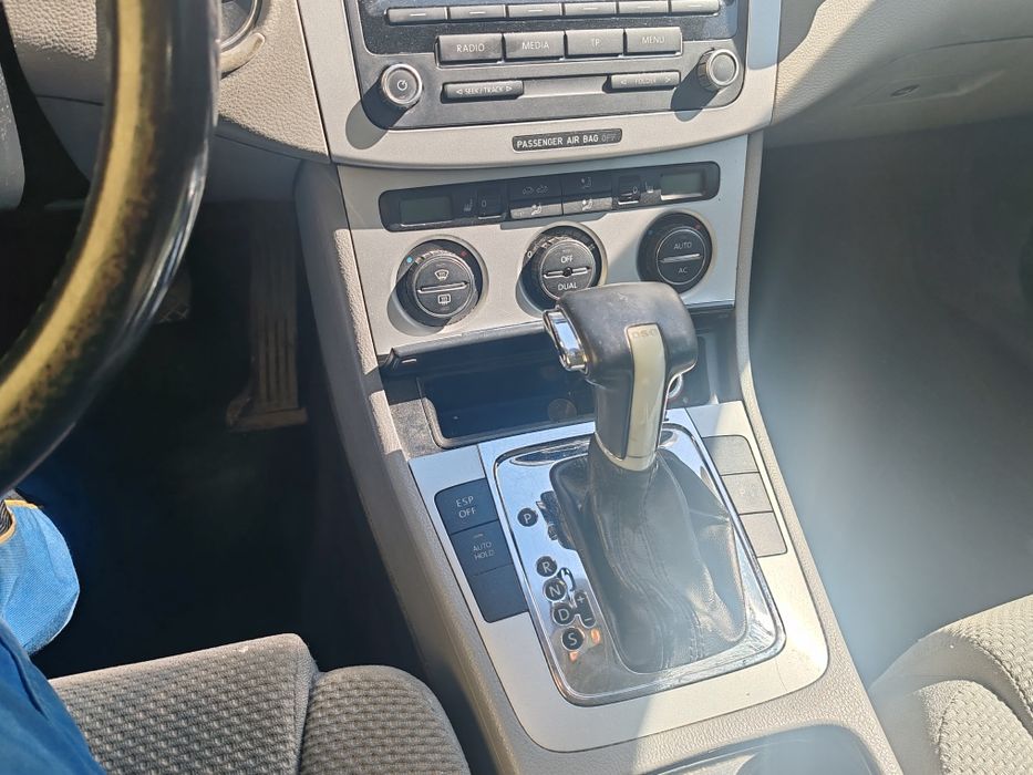 Desmembrez Passat B6 vand orice piesa :bara fata,uși, capota, treger, radiatorar