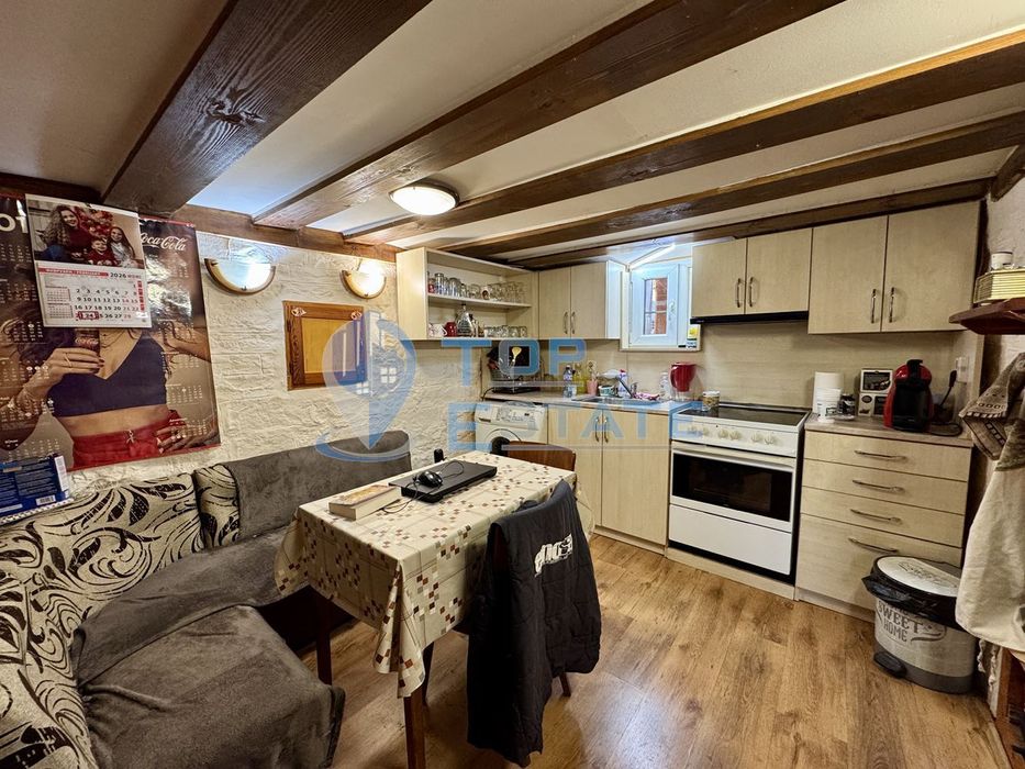 Двуетажна къща с кладенец в село Добри дял, област Велико Търново