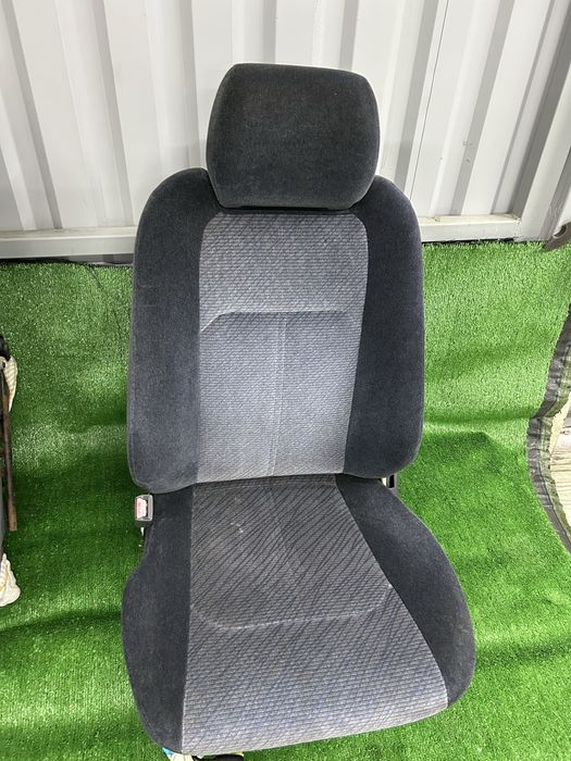 Передние сиденья Subaru Legacy B3