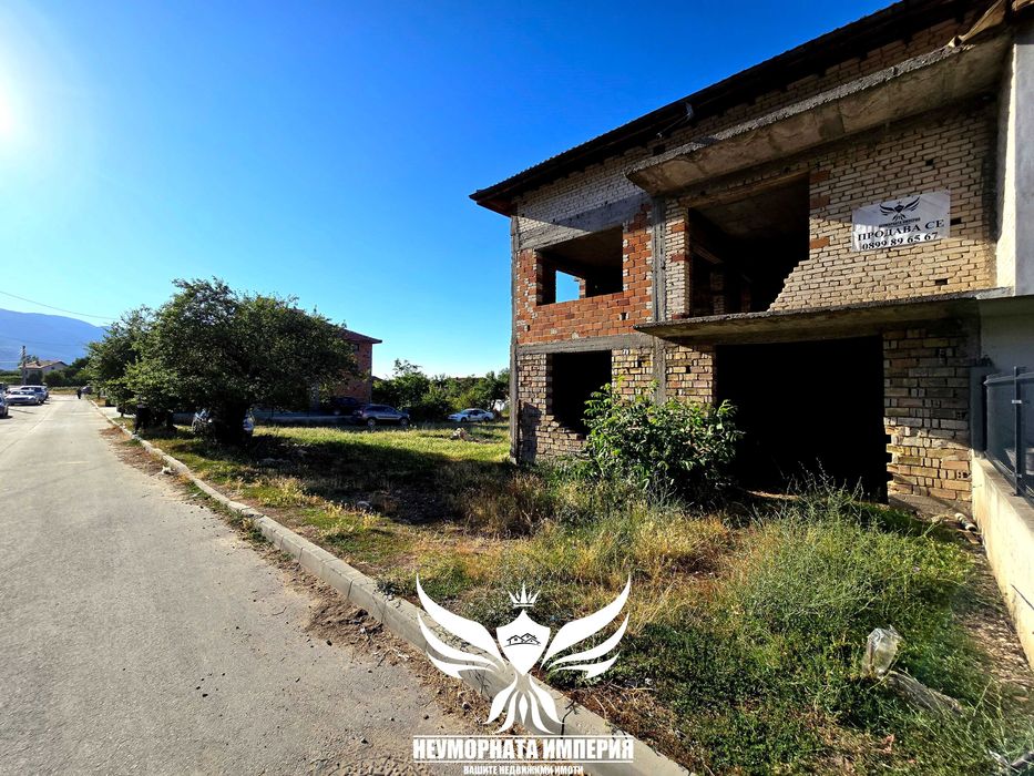 Продавам двуетажна къща 206РЗП и двор 525кв.м. с гараж в с.Тополово