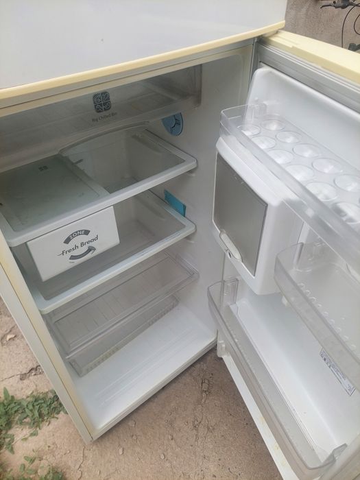 Холодильник нормальный работает