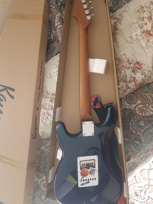 Электро гитара почти новая