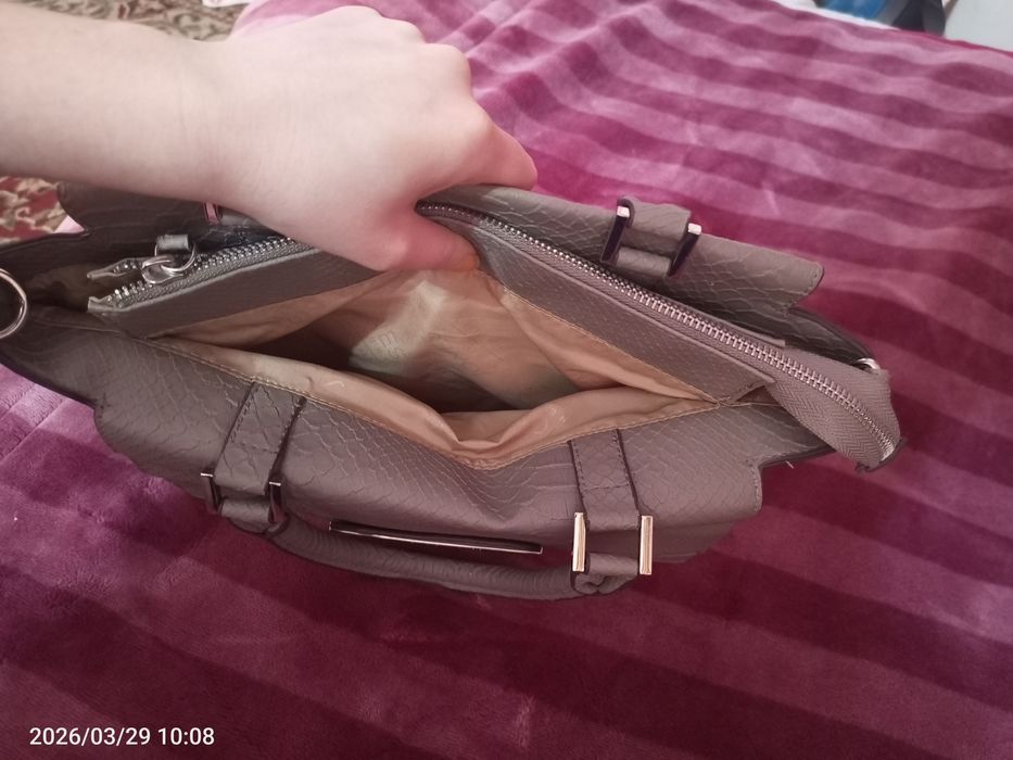 женская сумка бренда Jones New York Signature.