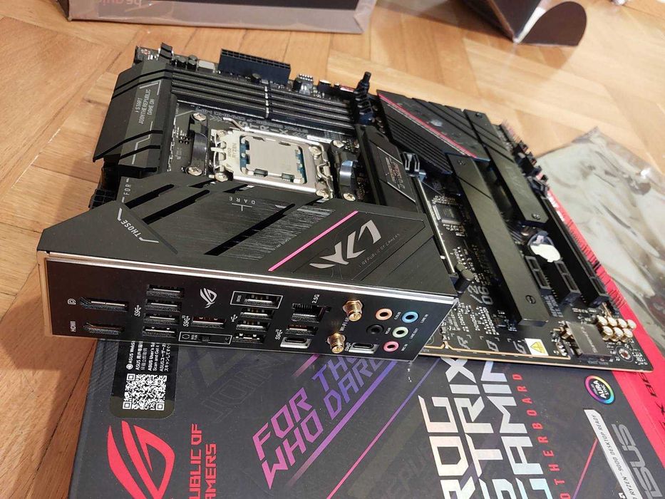 AMD Ryzen 7 9700X + Asus Rog Strix B650E-F Gaming Wi-Fi