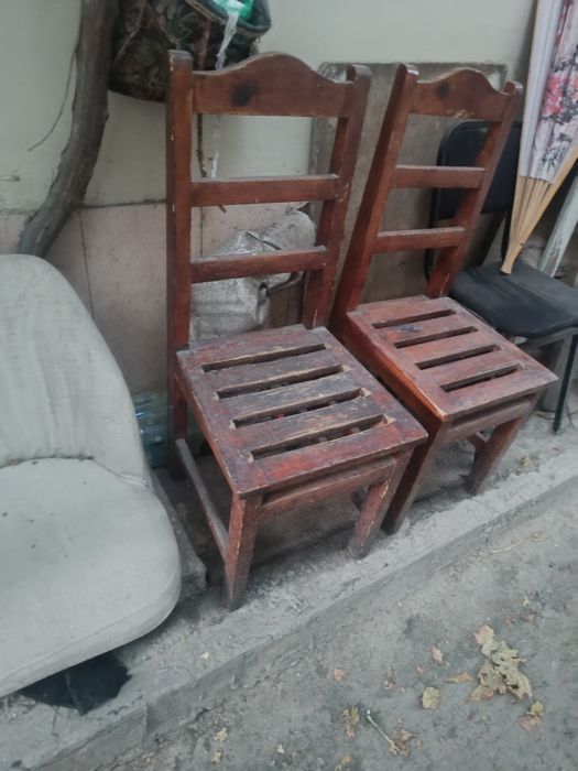 Продаются два крепких  деревянных стула стула