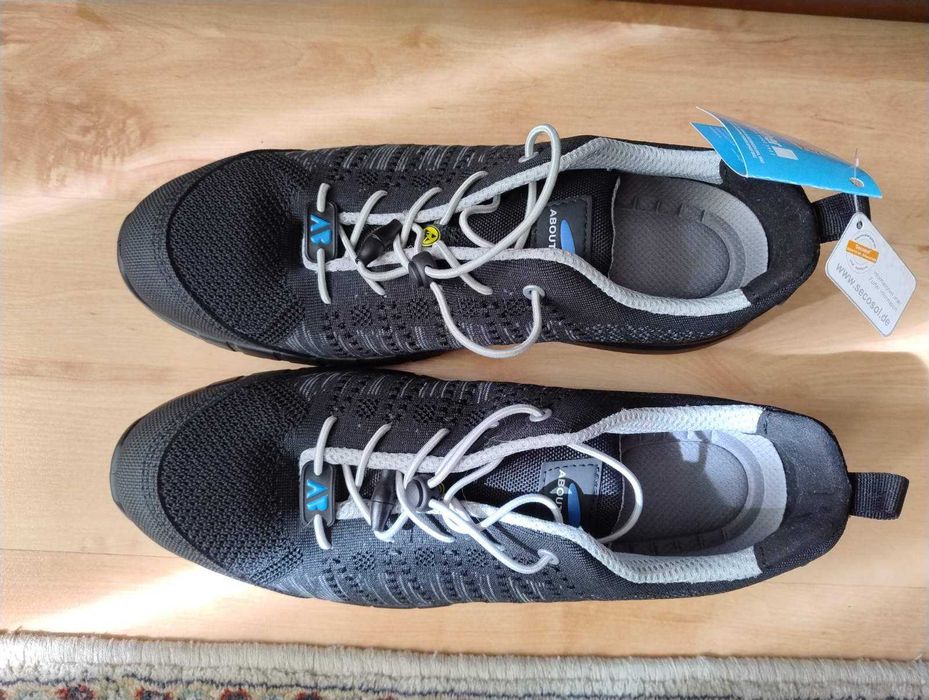 Чисто нови работни обувки със защитно бомбе отпред