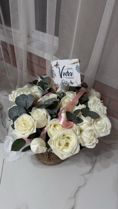 белые розы свежие